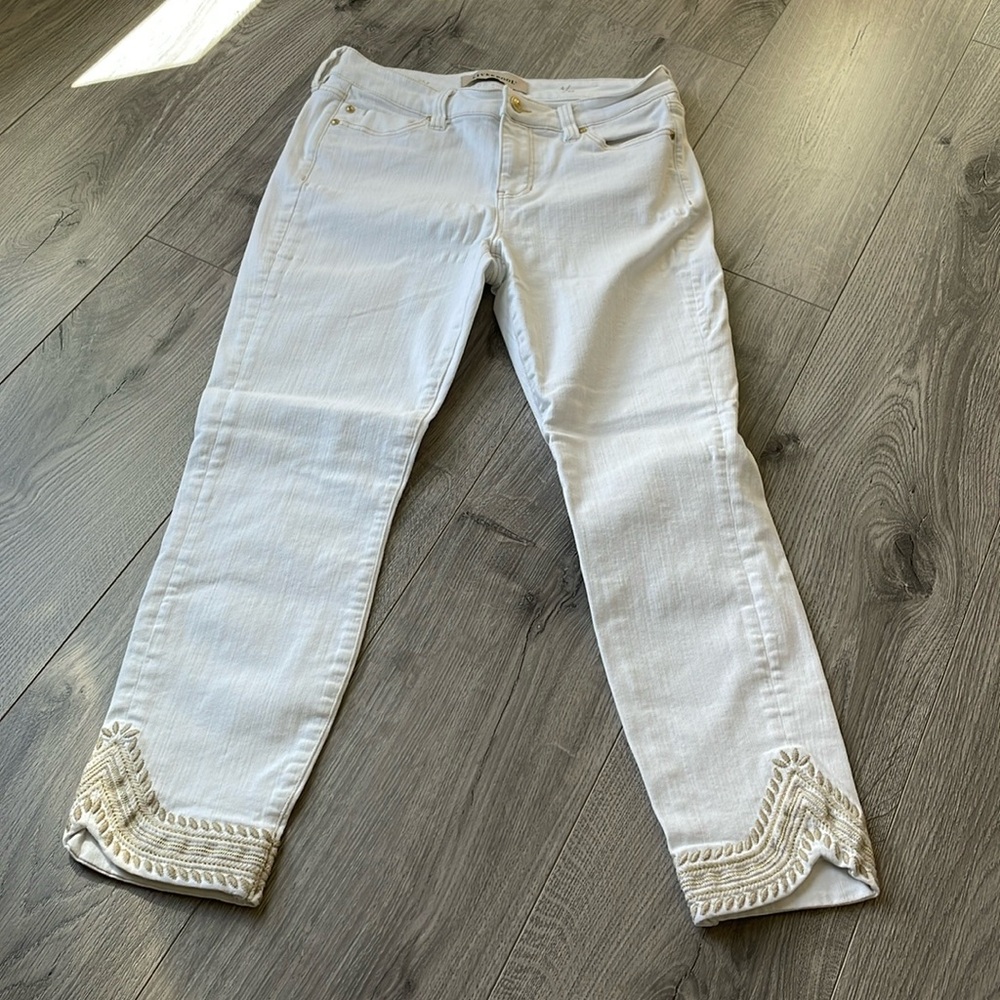 Liverpool White ,The Crop Rounded Embroidered rounded hem .